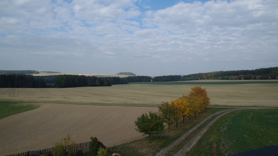 Pohled ze střechy mlýna na Bouzovskou vrchovinu