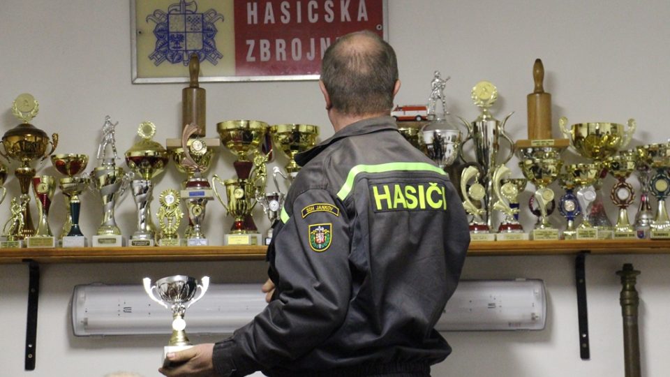 SDH Jankov bojuje v soutěži Dobráci roku. Trofeje v hasičárně