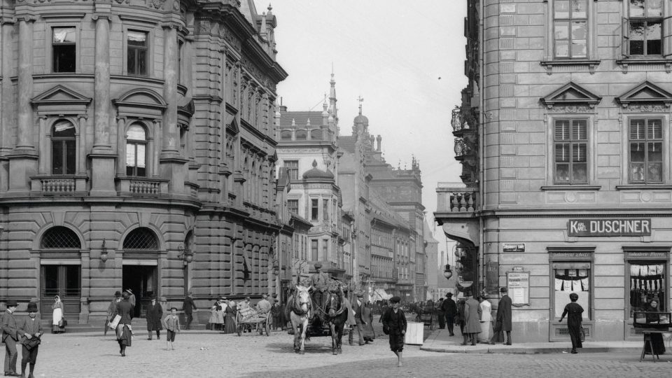 … tak lze získat detailní pohled na rušný pouliční provoz. Foto F. Švorm, kolem r. 1918