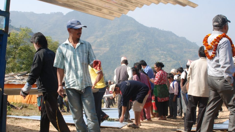 První část pomoci ze sbírky ČRo na pomoc zemětřesením poničené nepálské vesnice Simthálí dorazila na místo