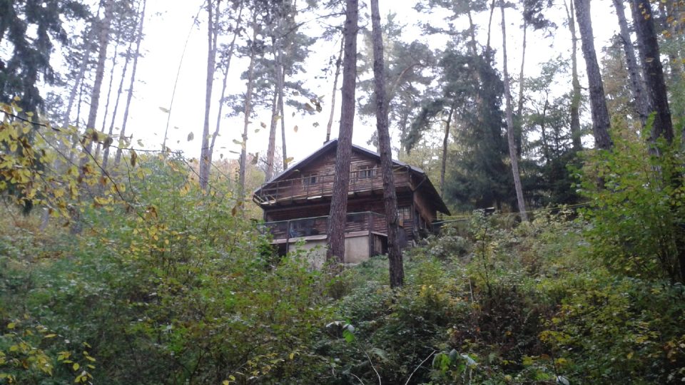 Staré dřevěné turistické chatky jsou roztroušené v lesích