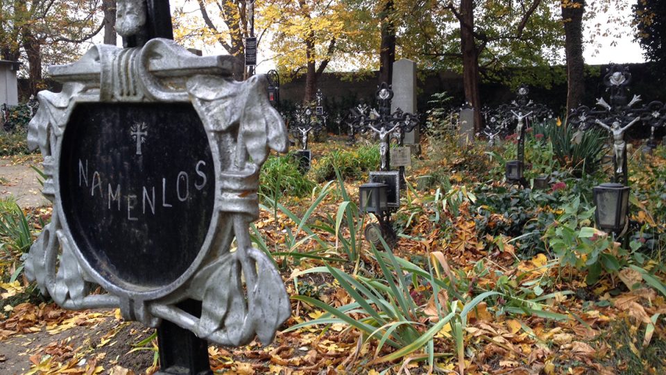 Bezejmenní pak leží na hřbitově, který zná celý svět i díky romantickému filmu Před úsvitem. Herci Ethan Hawke a Julie Delpy se procházeli mezi náhrobky.