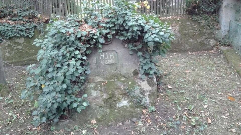 Pomník Mistra Jana Husa v Hornické Čtvrti, které jsou nejstarší částí Chvaletic.