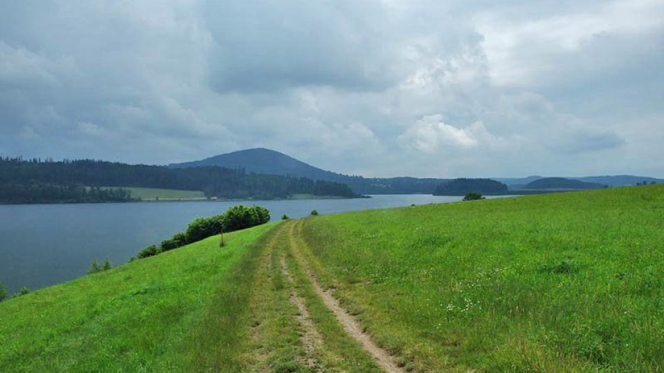 Okolí přehrady si stále udržuje punc panenské přírody