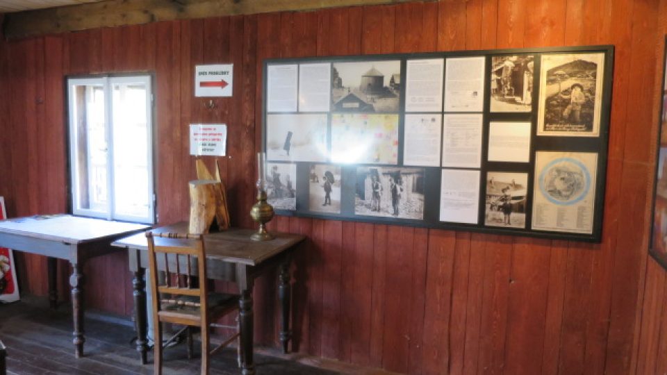 Na Javorové skále je dnes i původní poštovní stůl a židle