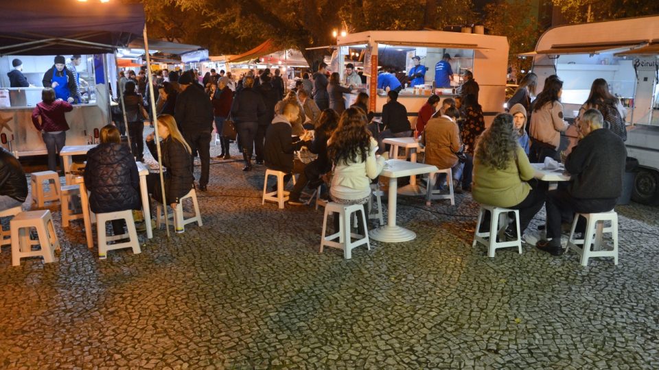 Lidé v brazilské Curitbě tráví typický podzimní večer v stolováním mezi spoustami stánků na jednom z místních náměstí