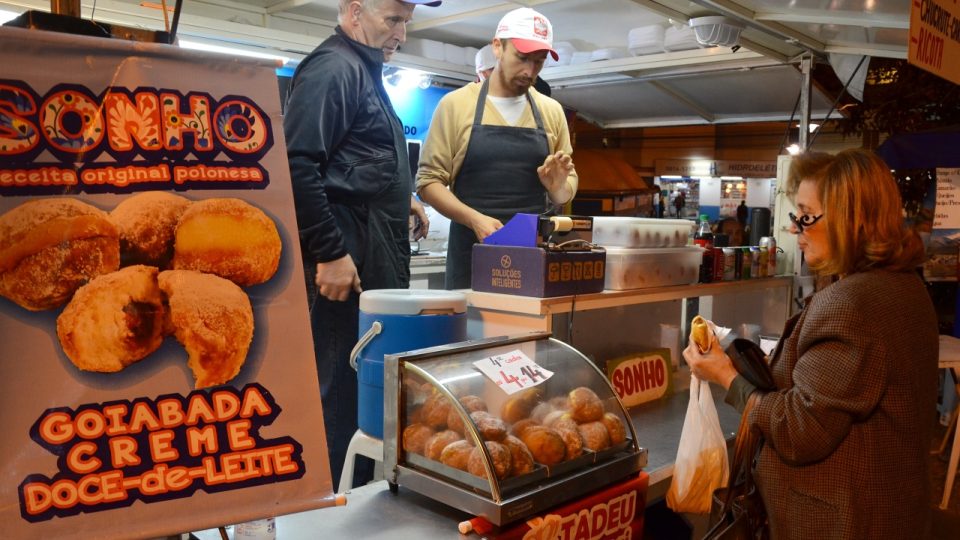 Tady se prodávají i koblihy. S náplní z kvajávové marmelády, krémovou a z tekutého karamelu