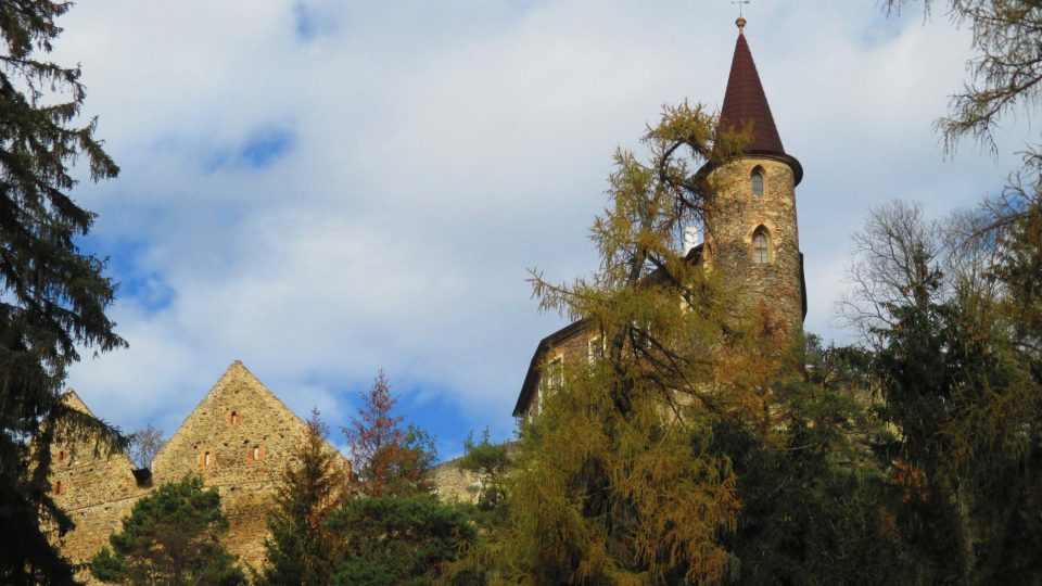 Od rezervace je i netradiční pohled na hrad Velhartice