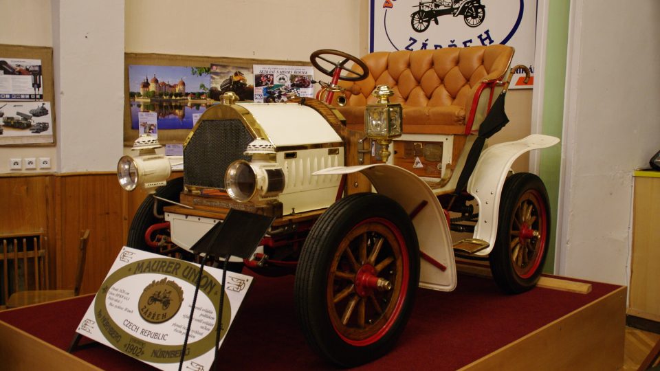 Nejstarší auto v kraji Doktorwagen Maurer Union z roku 1902 na výstavu dohlížel s přehledem seniora v nejlepších letech