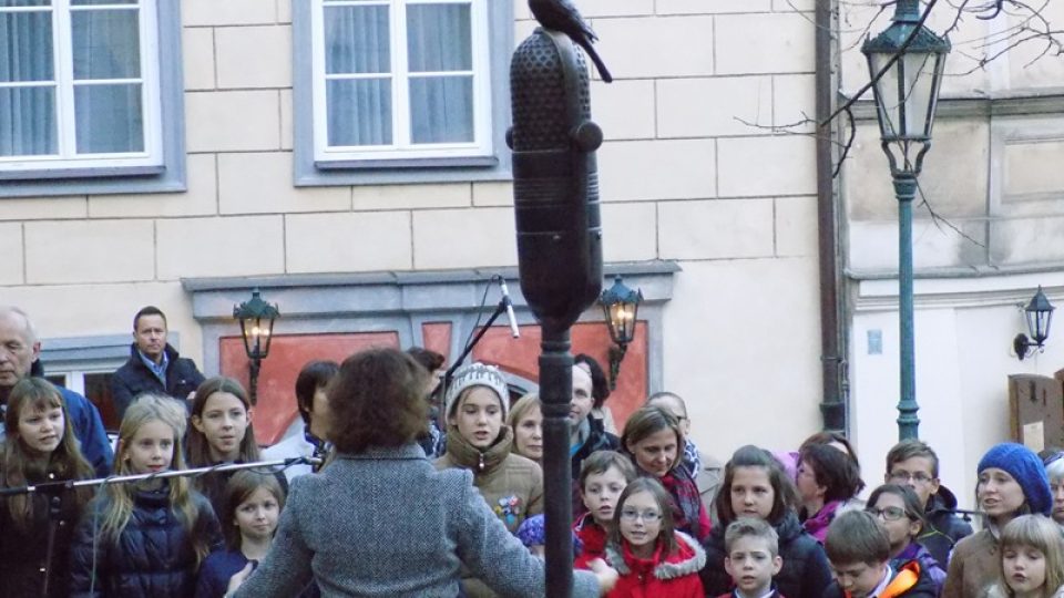 Odhalení doprovázel zpěv státní hymny a dětského sboru