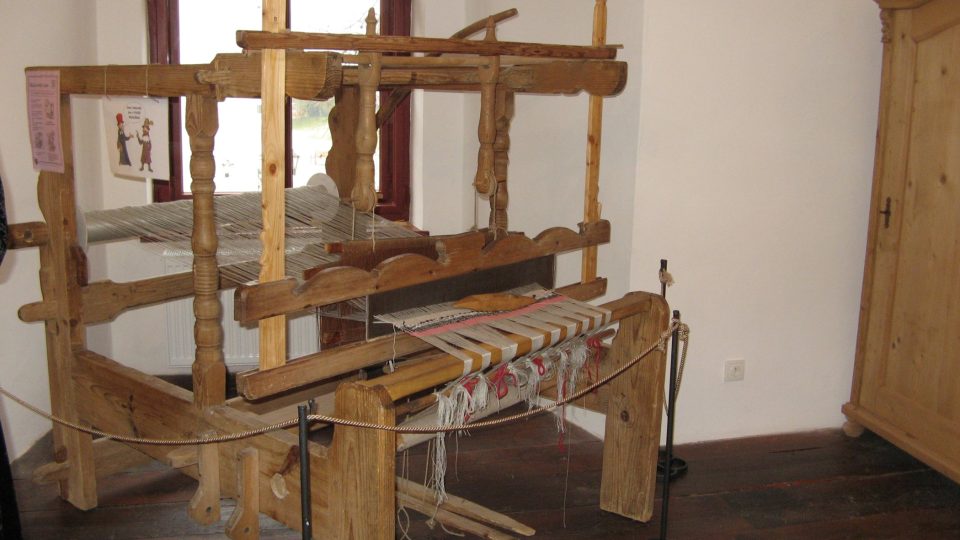 Asi 160 let starý tkalcovský stav. I k němu si mohou děti sednout a vyzkoušet si staré řemeslo