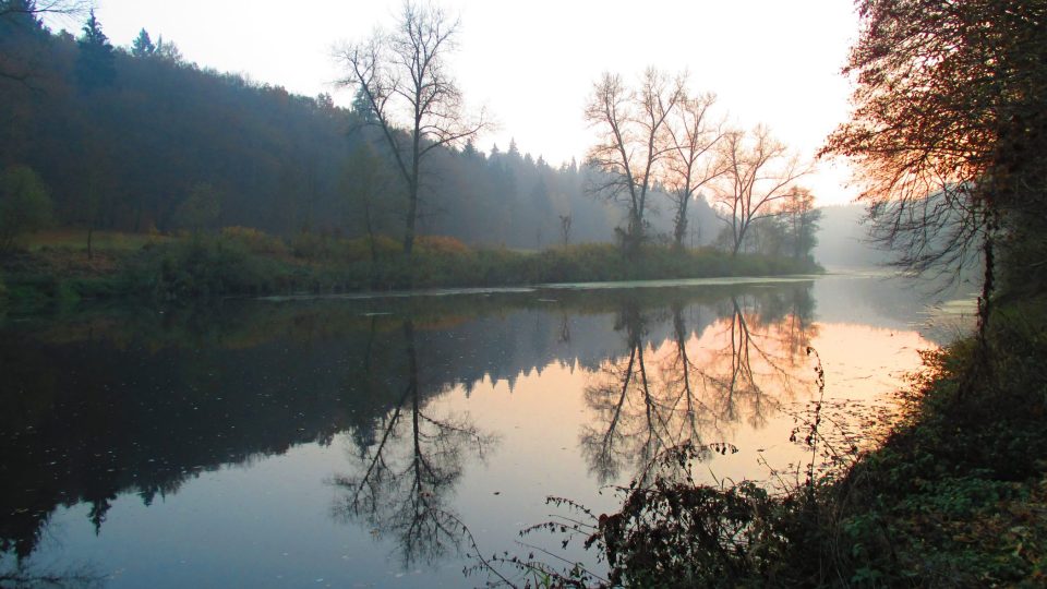 Západ slunce nad řekou