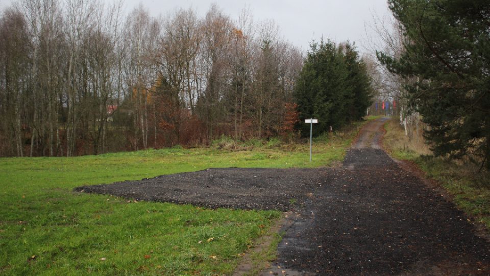 Nová cesta a malé parkoviště u silnice I/13