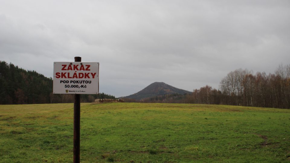 Pod Dutým kamenem, místo s parkovištěm na bývalé skládce