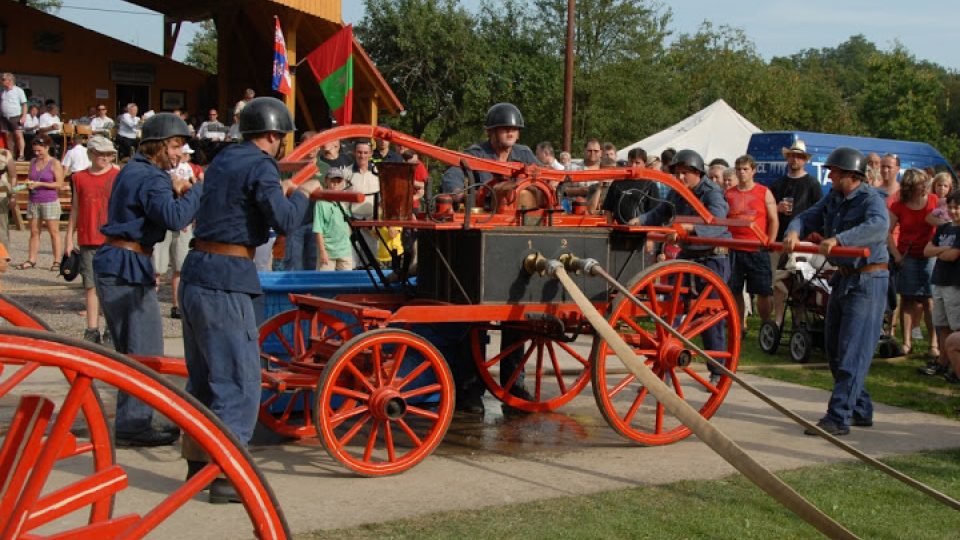 SDH Kunčice vlastní koňskou historickou stříkačku.JPG