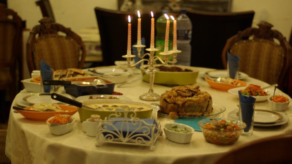 Prostřený stůl s palestinskou večeří ve starém domě v izraleské Jaffě
