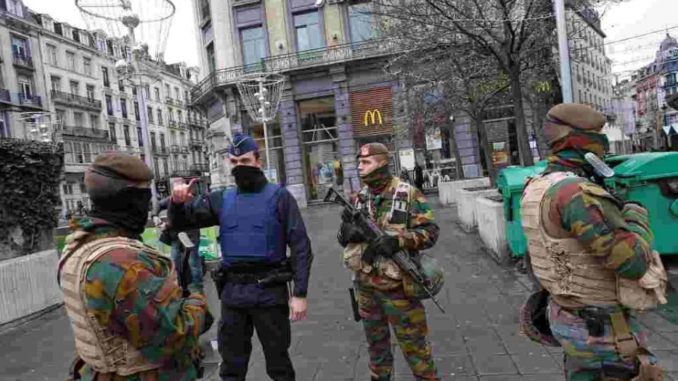 Jindy zaplněné bruselské ulice kvůli teroristické hrozbě brázdí jen hlídkující vojáci a policisté