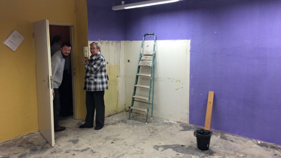 V pokojích pro hostující umělce se opravují podlahy a malují zdi