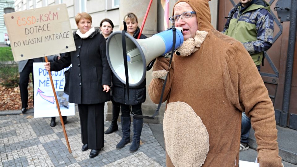 Demonstrace některých středočeských starostů proti údajně nespravedlivému rozdělování dotací před Krajským úřadem Středočeského kraje v Praze