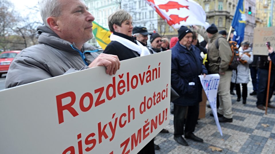 Demonstrace některých středočeských starostů proti údajně nespravedlivému rozdělování dotací před Krajským úřadem Středočeského kraje v Praze