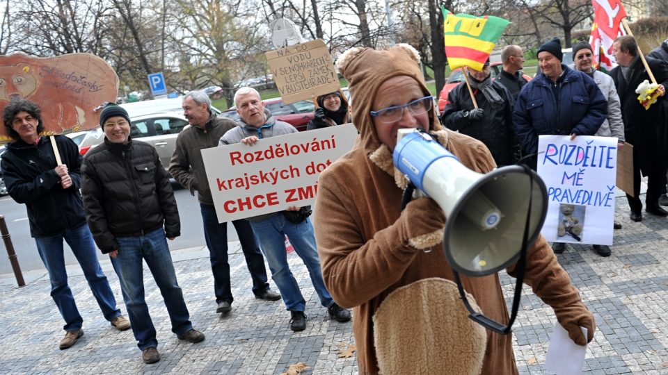 Demonstrace některých středočeských starostů proti údajně nespravedlivému rozdělování dotací před Krajským úřadem Středočeského kraje v Praze