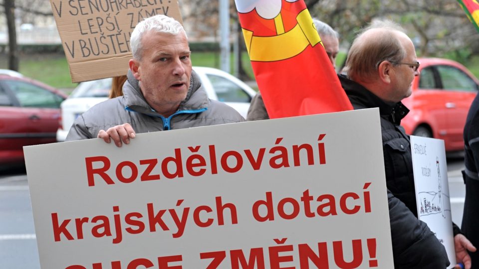 Demonstrace některých středočeských starostů proti údajně nespravedlivému rozdělování dotací před Krajským úřadem Středočeského kraje v Praze