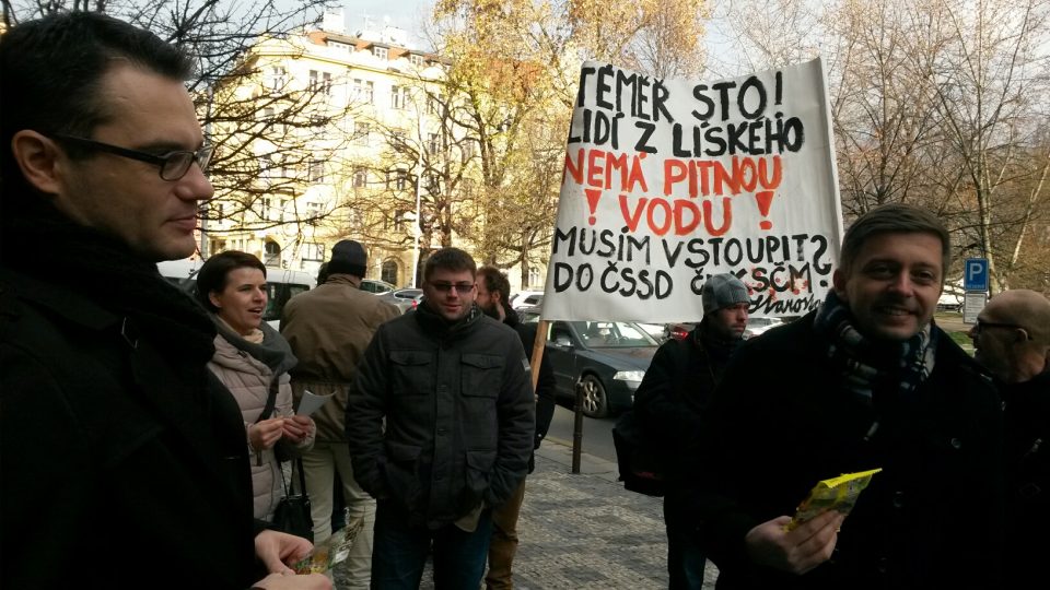 Demonstrace některých středočeských starostů proti údajně nespravedlivému rozdělování dotací před Krajským úřadem Středočeského kraje v Praze