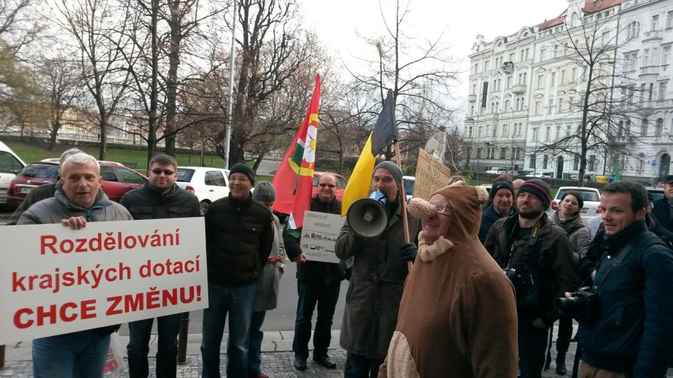 Demonstrace některých středočeských starostů proti údajně nespravedlivému rozdělování dotací před Krajským úřadem Středočeského kraje v Praze