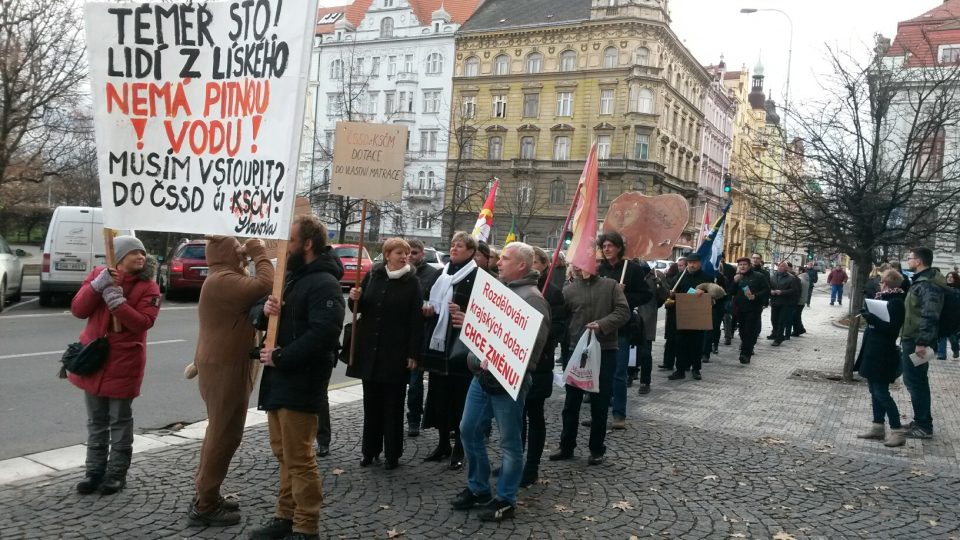 Demonstrace některých středočeských starostů proti údajně nespravedlivému rozdělování dotací před Krajským úřadem Středočeského kraje v Praze