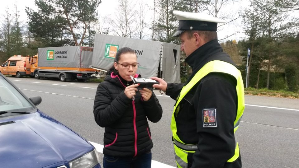 Policisté na Jindřichohradecku při kontrole rozdávali reflexní vesty
