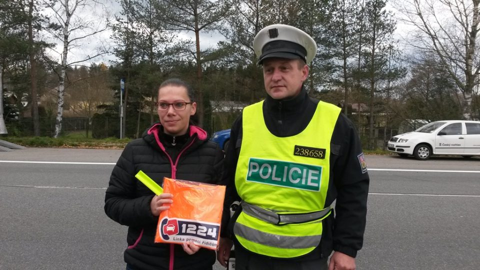 Policisté na Jindřichohradecku při kontrole rozdávali reflexní vesty