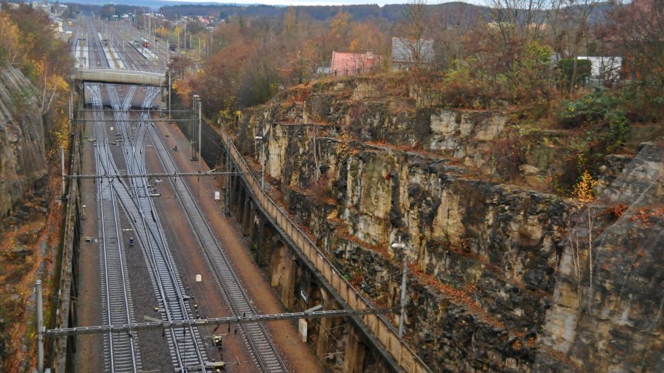 Choceňská skála při vjezdu na nádraží, tady někde se smrtelně zranil stavitel trati Jan Perner