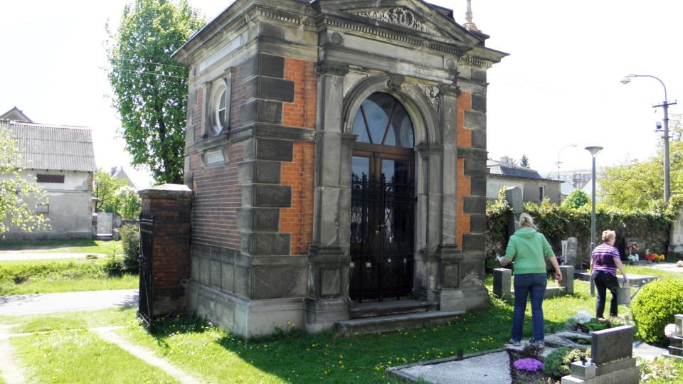 Hrobka rodiny Latzelů na hřbitově v Javorníku