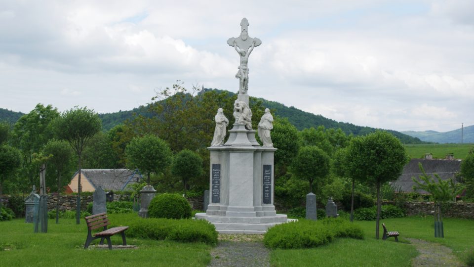Kalvárie na hřbitově ve Skorošicích připomíná otce a matku Josefa Cajetana Latzela