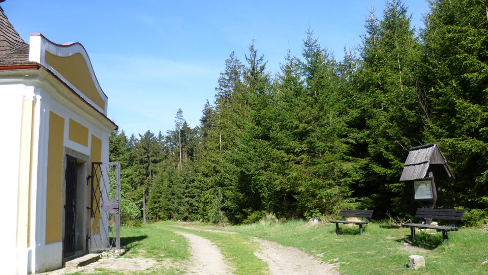 Vedle kaple je turistická odpočívka a informační tabule