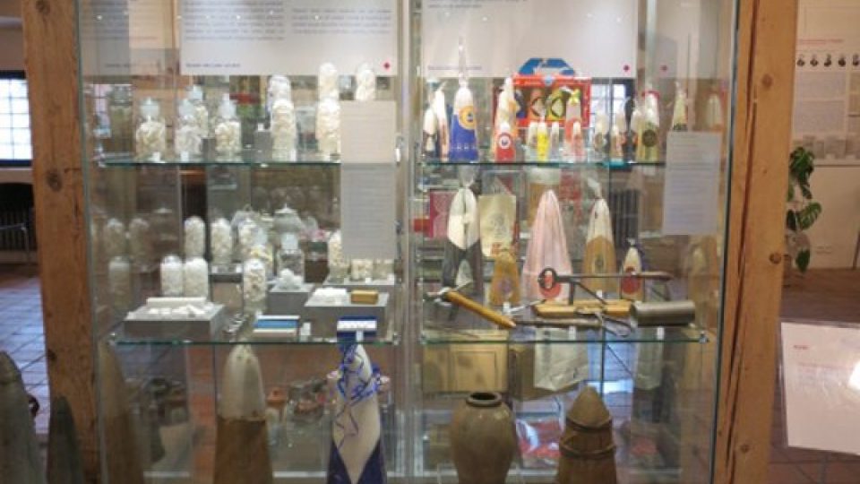 ve vitrínách jsou exponáty z doby první republiky