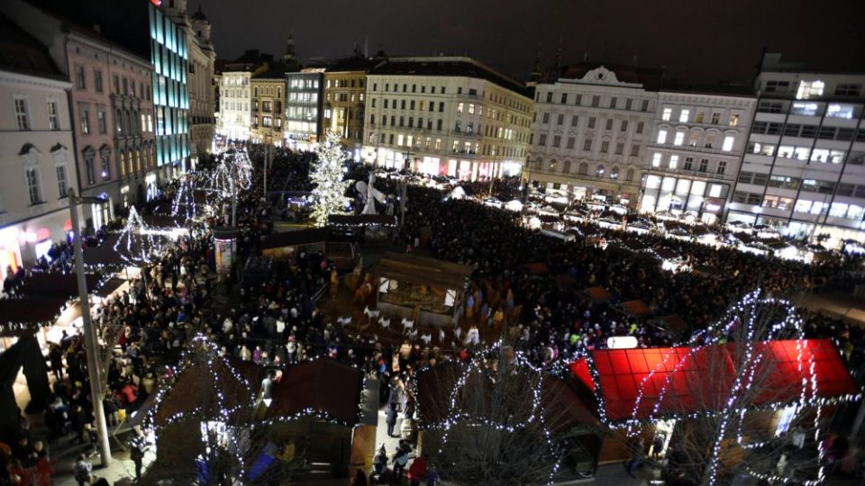 Slavnostním rozsvícením Těsnohlídkova vánočního stromu byly na brněnském náměstí Svobody zahájeny vánoční trhy