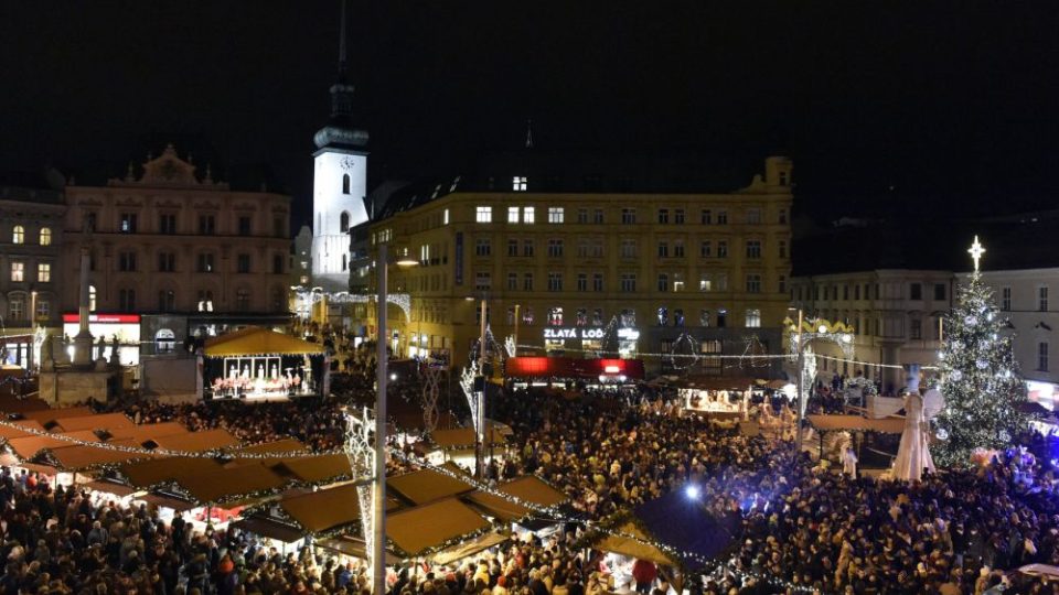 Slavnostním rozsvícením Těsnohlídkova vánočního stromu byly na brněnském náměstí Svobody zahájeny vánoční trhy