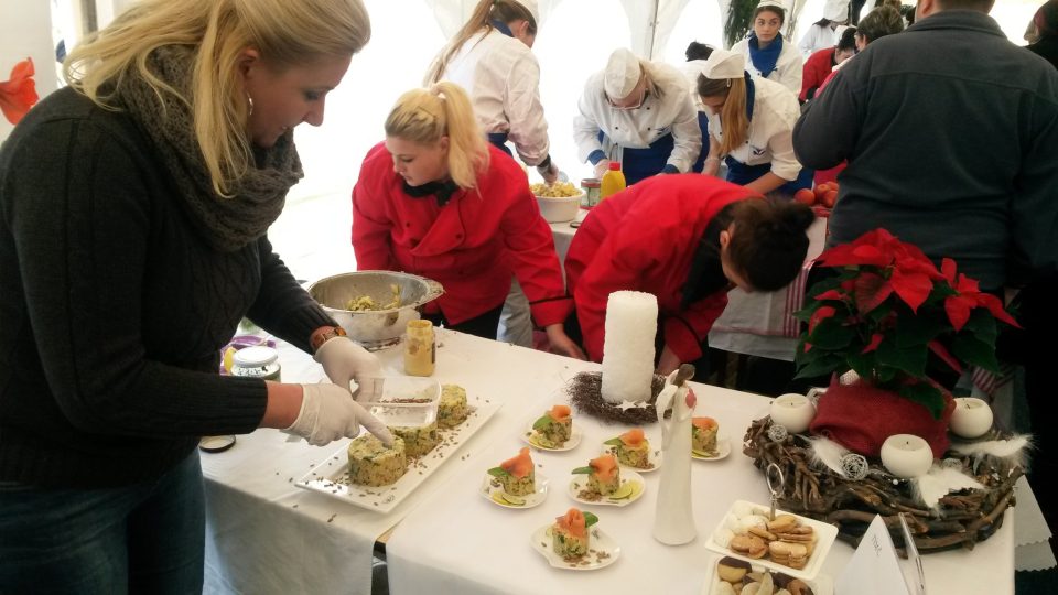 Mistrovství republiky v přípravě bramborového salátu v Mratíně.