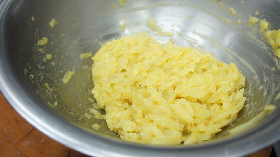 K bramborám přidáme vejce a promícháme. Přidáme hrubou mouku a opět promícháme