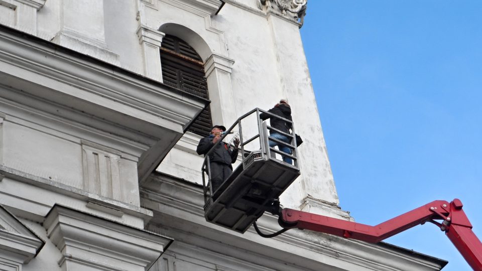 Holubi způsobují v Klatovech doslova spoušť. Jejich trus pokrývá historické památky v centru města. Změnit to teď chce město ve spolupráci s farností