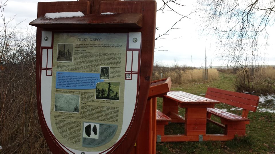 Na Velký Depot vede žlutá turistická značka z Týna nad Vltavou i nedalekých Smilovic