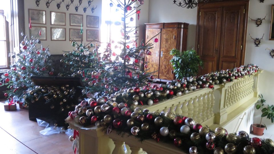 Zámek Lešná u Valašského Meziříčí zaplnil lesk tradičních vánočních českých ozdob