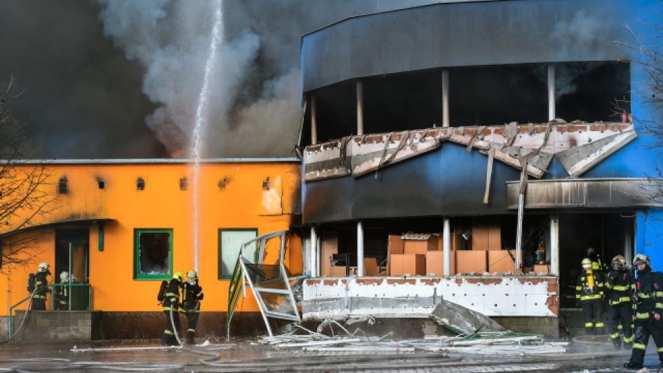 Hasiči u požáru v průmyslové zóně Vesecko v Turnově