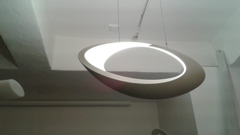 Ideální světlo do ložnice, kde zdroj světla vůbec není vidět