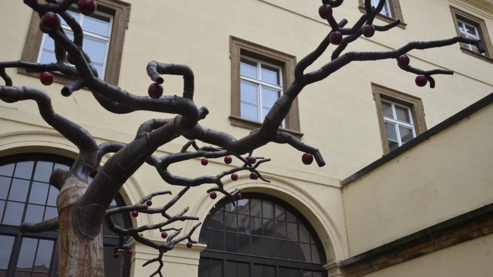 Strom nové doby u vchodu do Národní knihovny, autorem je Lukáš Rais
