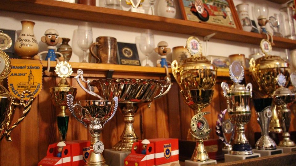 SDH Hamr bojuje v soutěži Dobráci roku. Sbírka pohárů a ocenění v klubovně