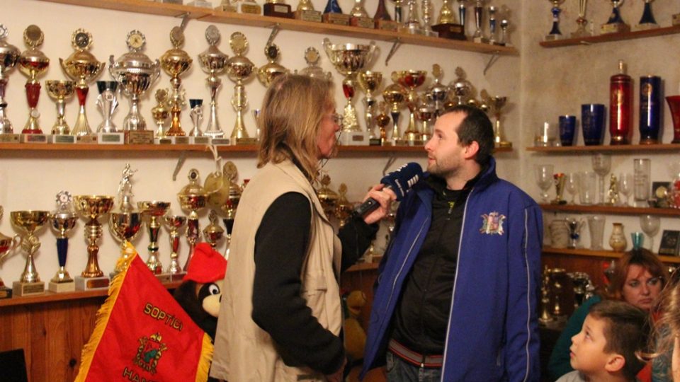 SDH Hamr bojuje v soutěži Dobráci roku. velitel soutěžního družstva Michal Sekel před sbírkou pohárů