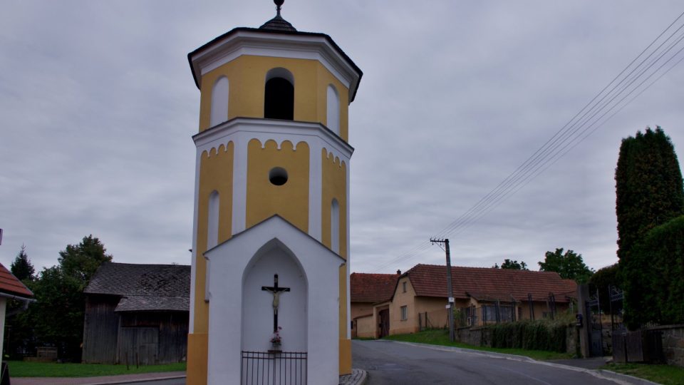 Zvonice ze směru od zámku