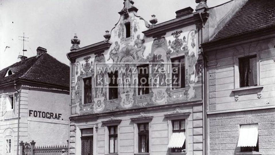Dům na Havlíčkově náměstí na historické fotografii
